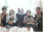 Posering för fotografering av fem generationer, det är Isaacs mormor Ulla från vänster, mamma Helena, Isaac, Gammel gammelmorfar Arne, Gammelgammel mormor Dorothy och Gammelmormor Mona