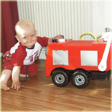En liten kille med en stoooooor brandbil
