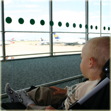 Isaac sitter och kikar på flygplanen på Heathrows flygplats