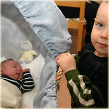 Isaacs första möte med sin kusin Henrik (ca 1 vecka gammal)