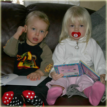 Isaac och hans tjej Clara sitter och läser, den ena har en bilbok och den andra har en prinsessbok, gissa vem som har vilken???
