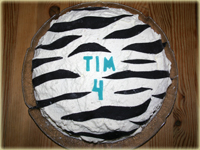 Det blev bara zebramönster på Tims andra tårta. Jag insåg mina begränsningar efter Alex så det blev ingen mer i det gänget *gapskratt*
