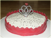 Jag har brutit av en "trollfe" stav och stuckit ner i tårtan för att den ska se lite prinsessig ut : )